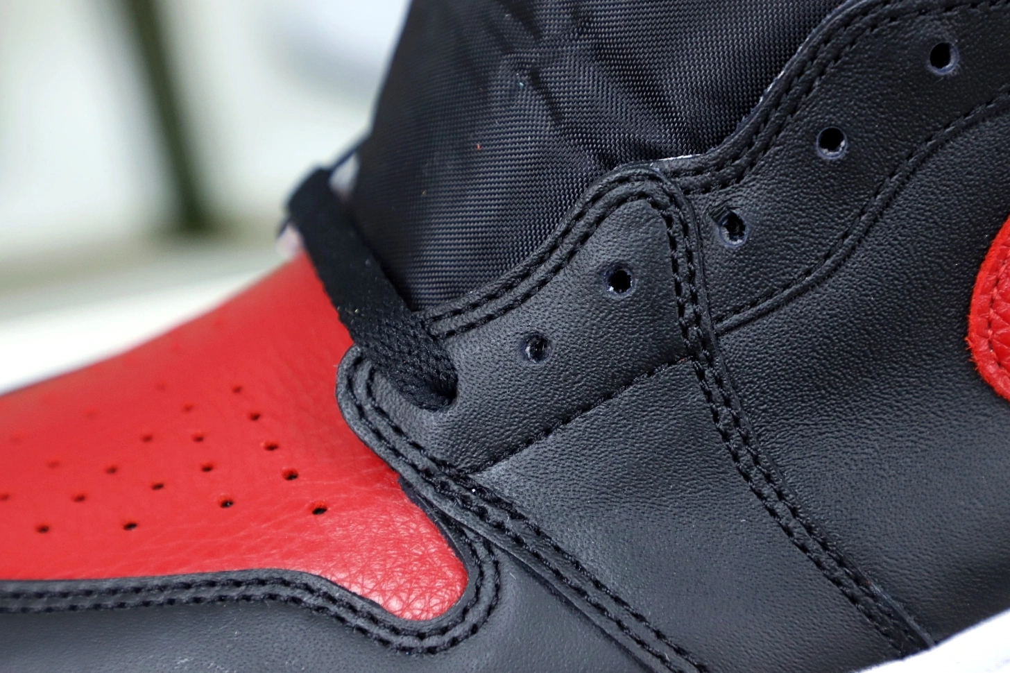RETRO JORDAN 1 AIR 'BRED' HIGH OG 1011